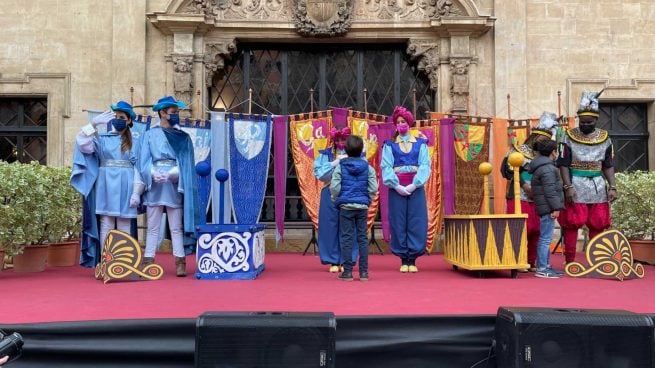 Los pajes de los Reyes Magos en la plaza de Cort de Palma.