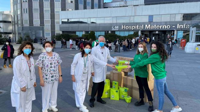 Deportistas impulsadas por Iberdrola reparten regalos de Navidad en el Hospital La Paz de Madrid