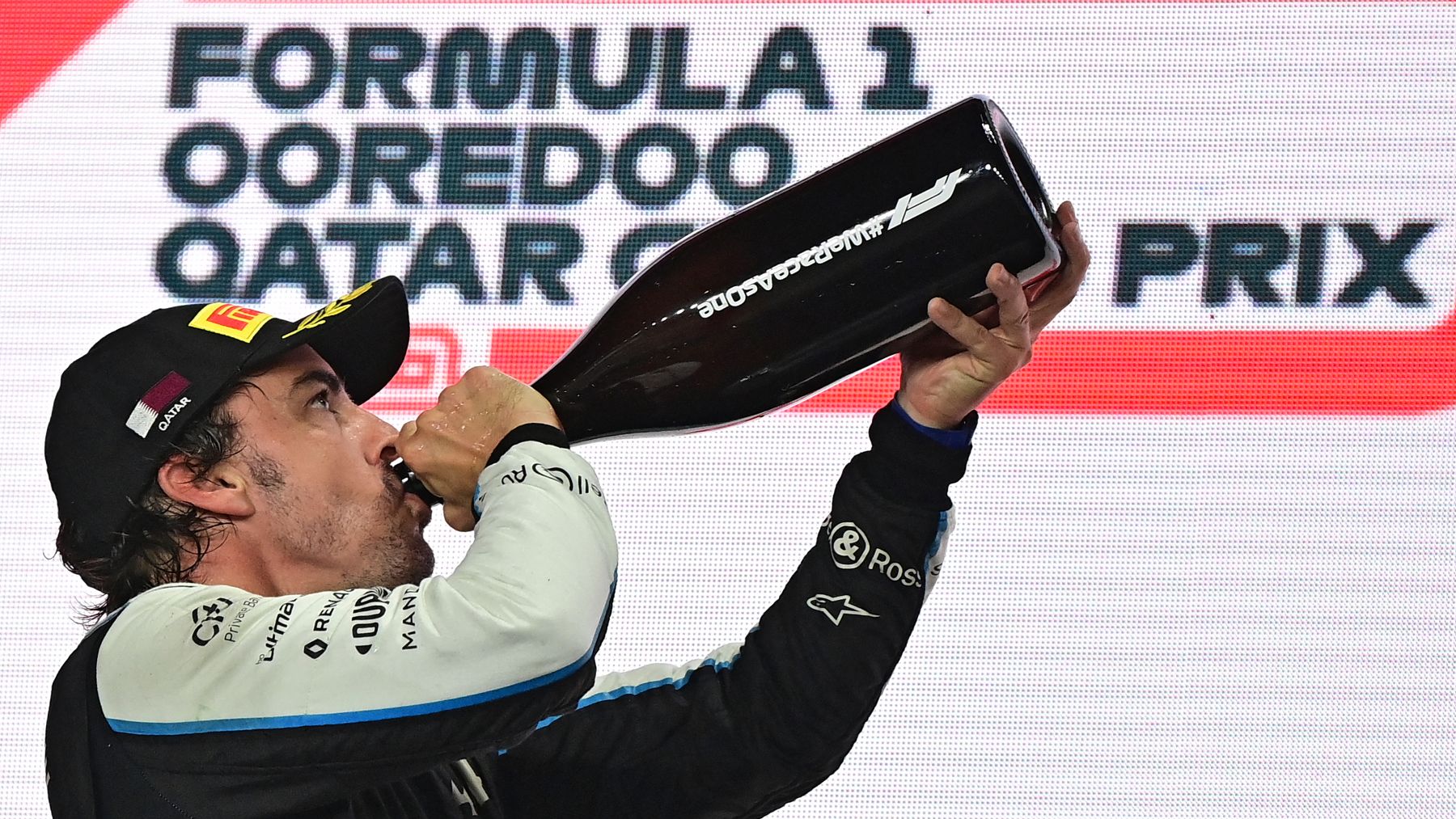 Fernando Alonso volvió a beber champán en un podio. (AFP)