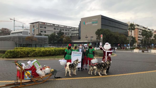 Los pacientes de Quirónsalud Málaga reciben la visita de Papá Noel en trineo guiado por sus perros