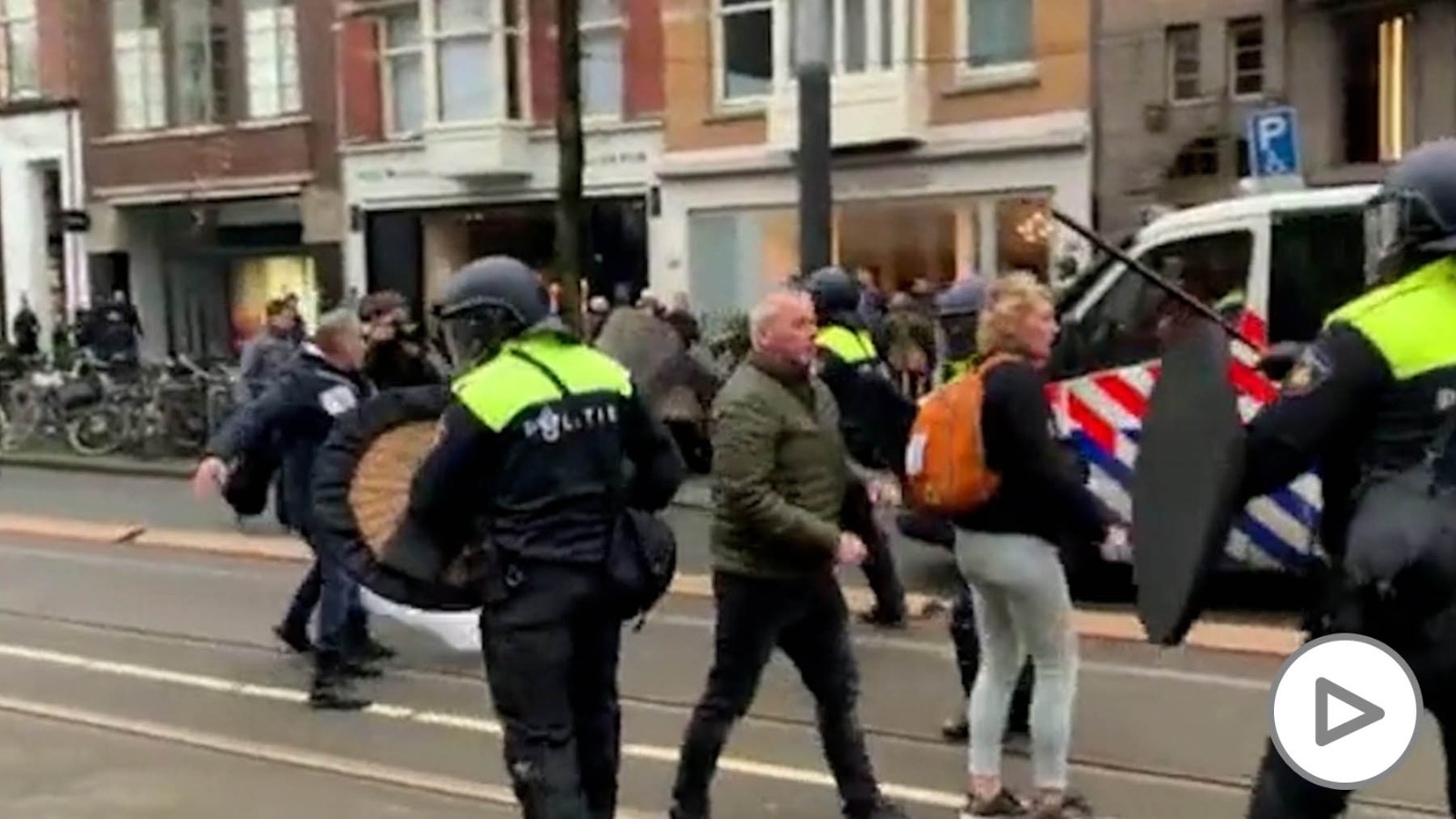 La policía utiliza la fuerza para disolver una protesta en Holanda