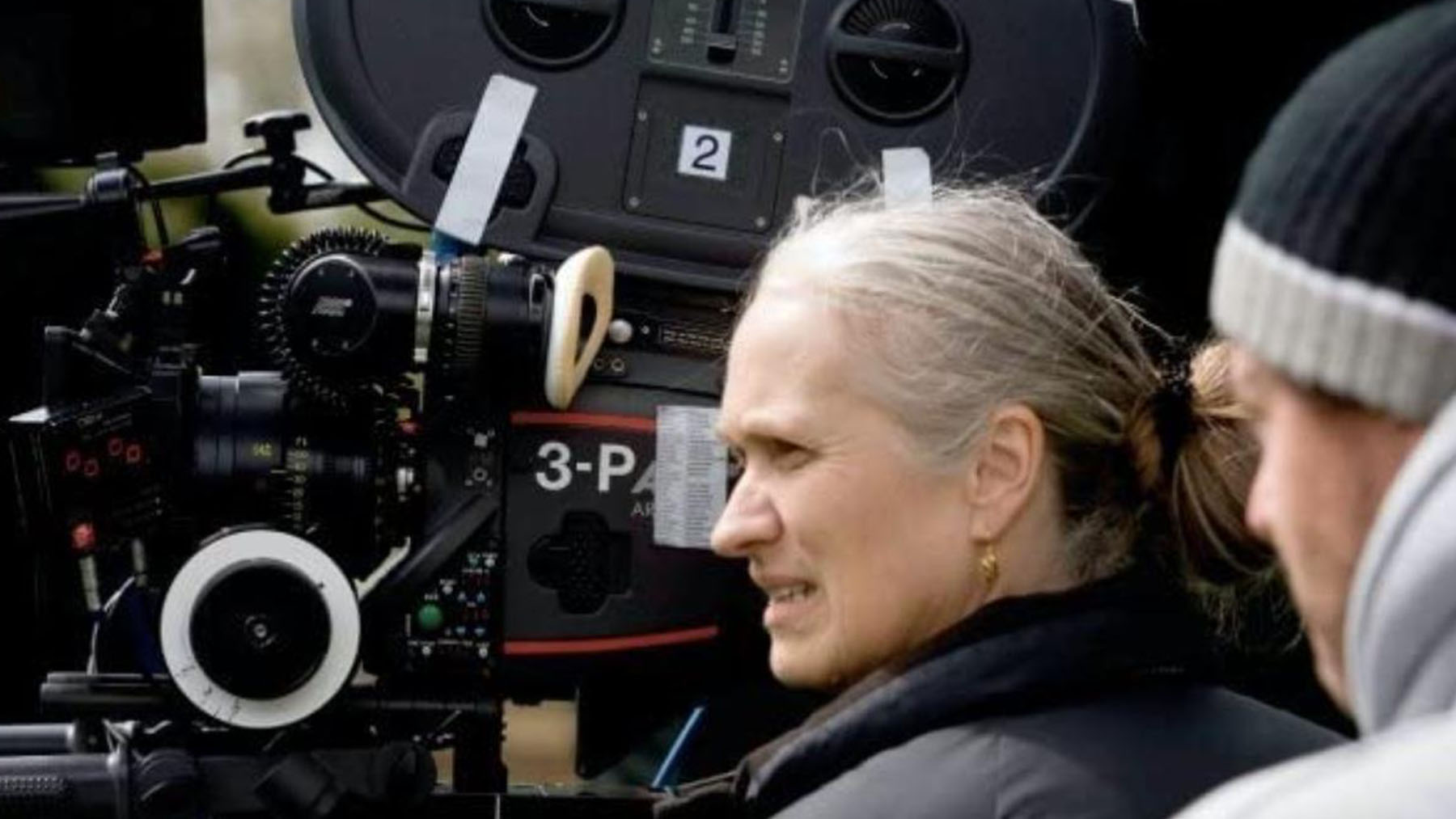 Кинорежиссер женщина. Джейн Кэмпион. Кэтрин Бигелоу на съемках. Jane Campion Режиссер. Режиссер женщина фото.