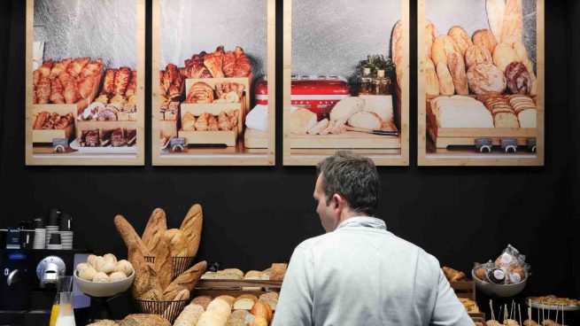 Un trabajador de la hostelería junto a un mostrador. Foto: Jesús Hellín / Europa Press.