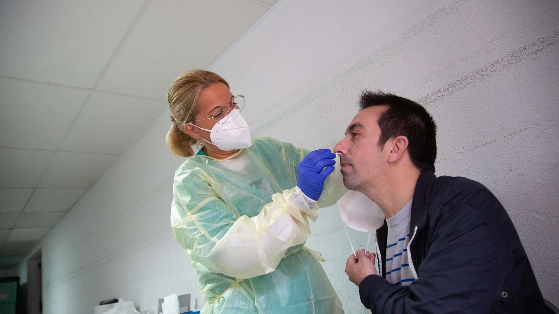 Una sanitaria realiza un test de antígenos o una PCR a un hombre. – JAVIER PULPO – Europa Press