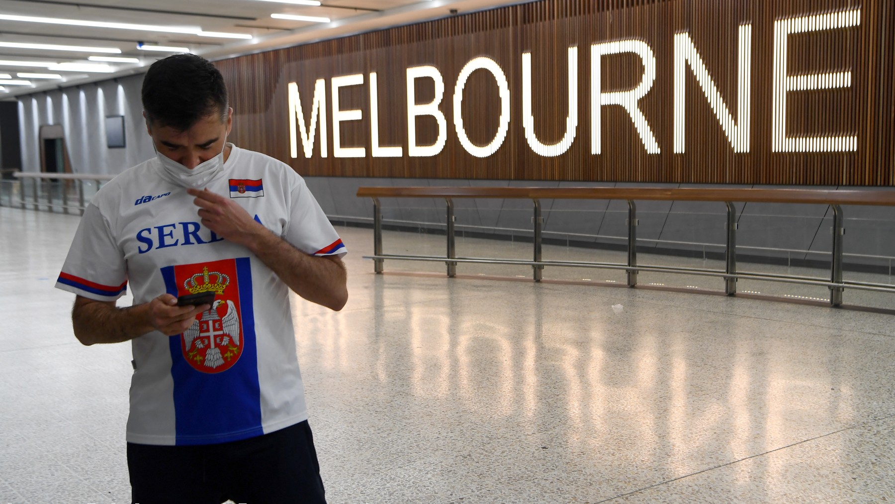 Un aficionado serbio en el aeropuerto de Melbourne. (AFP)