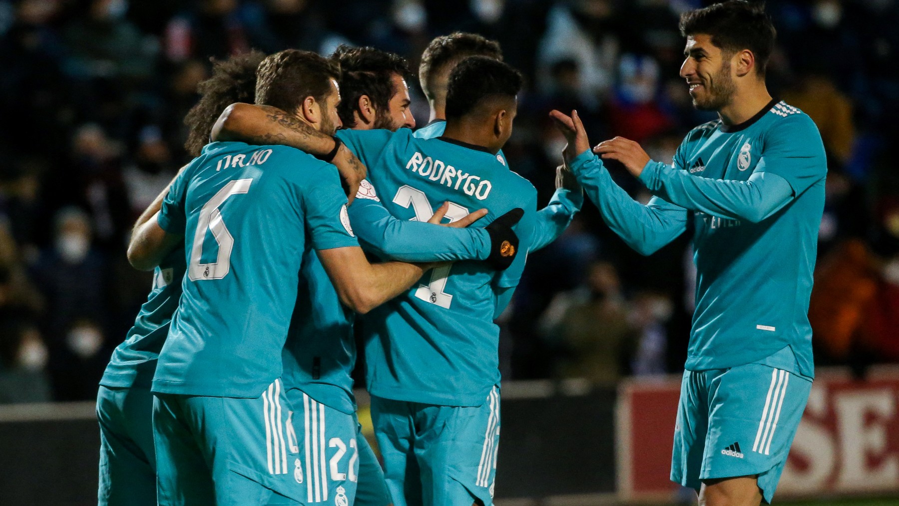 Los jugadores del Real Madrid celebran un gol. (AFP)