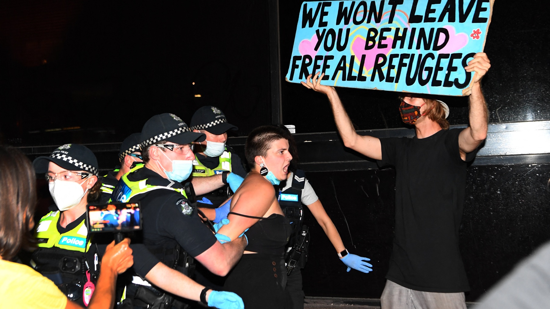 Cargas policiales a las puertas del Park Hotel de Melbourne. (AFP)