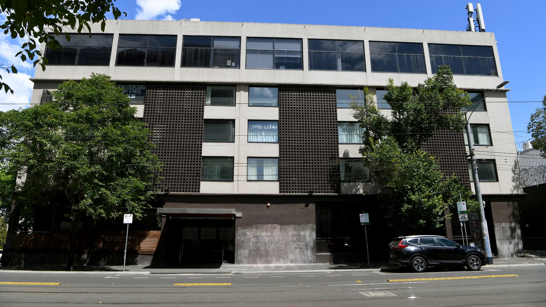 Imagen del hotel en el que se aloja Djokovic antes de ser deportado. (AFP)