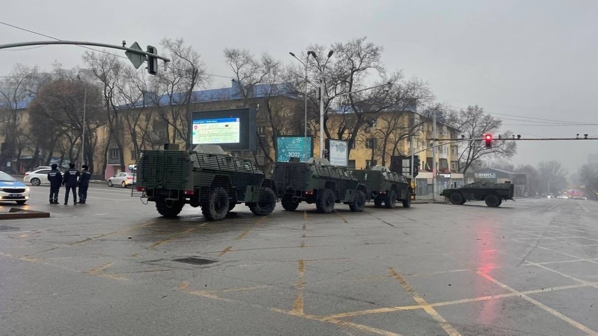 Despliegue de las fuerzas de seguridad durante las protestas en Almaty.