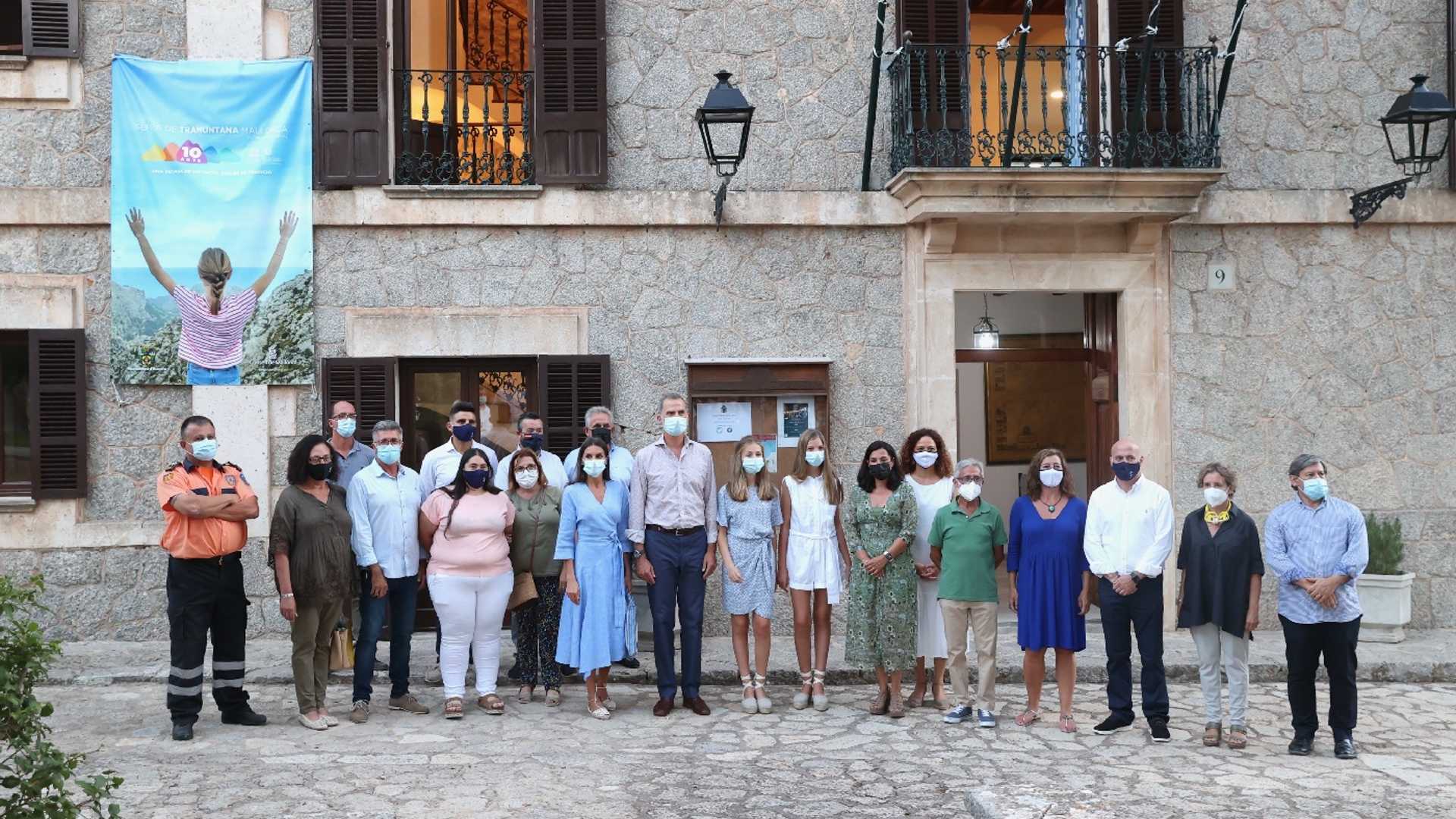 Visita de los Reyes y sus hijas al Ayuntamiento de Escorca el pasado verano.