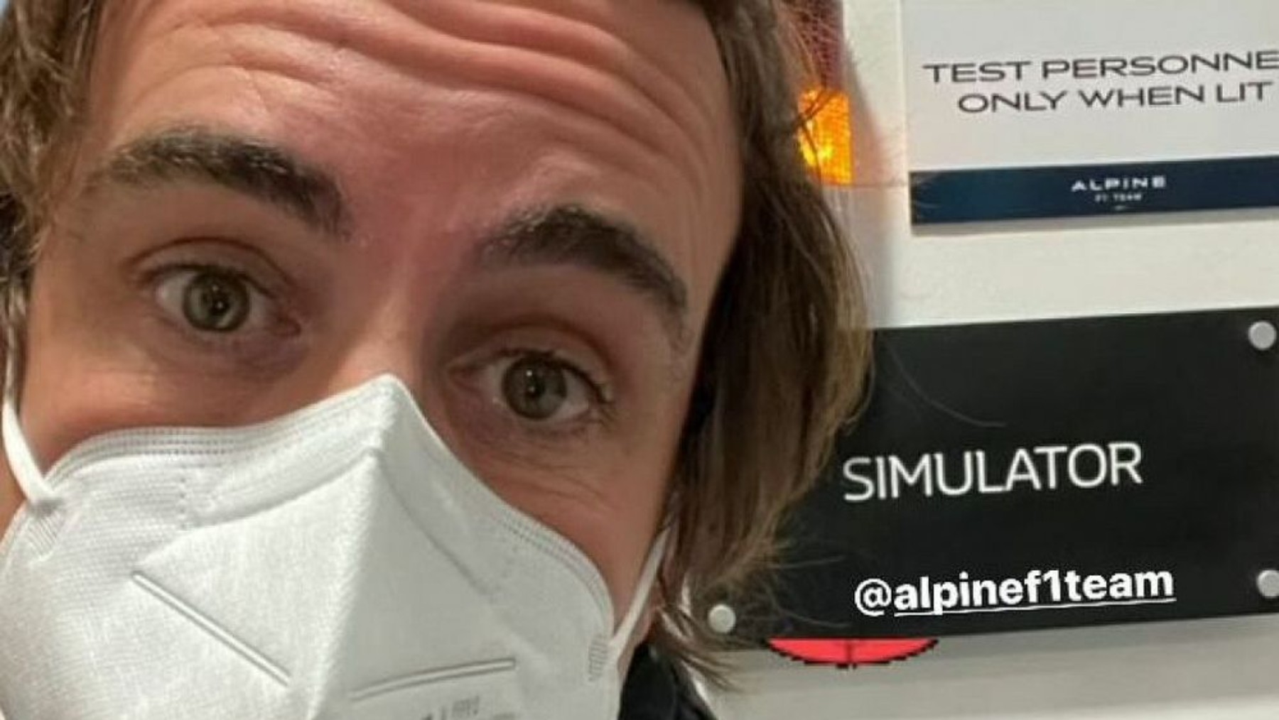 Fernando Alonso, a punto de entrar en el simulador. (Instagram)