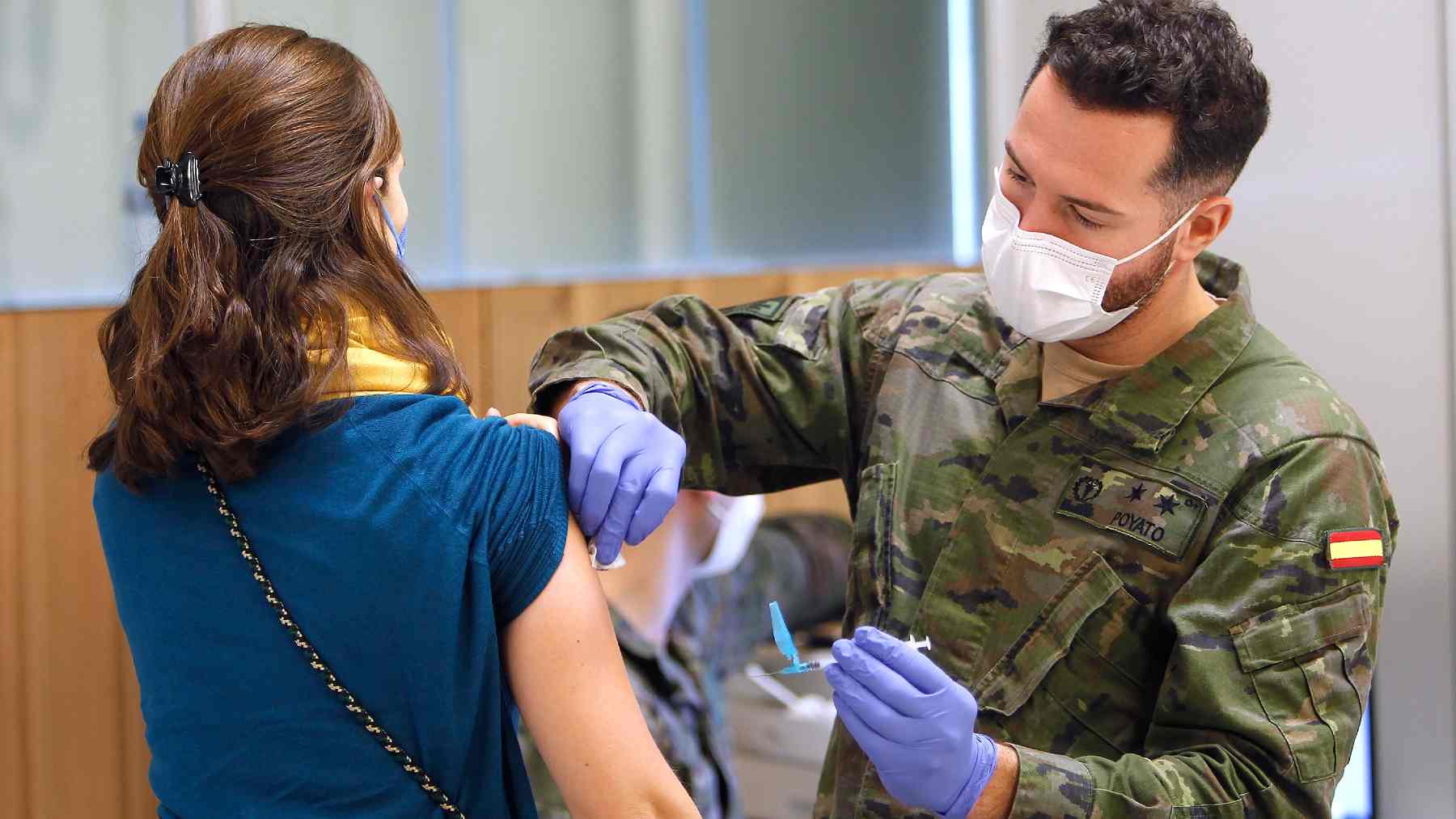 Un militar de las Fuerzas Armadas vacuna a una mujer tras incorporarse a los equipos de vacunación del IB-Salud de Baleares. Isaac Buj EUROPA PRESS