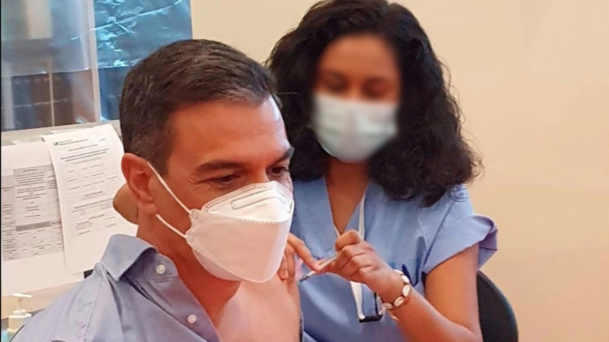 Pedro Sánchez receives the third dose of the Covid vaccine at the Puerta de Hierro Hospital