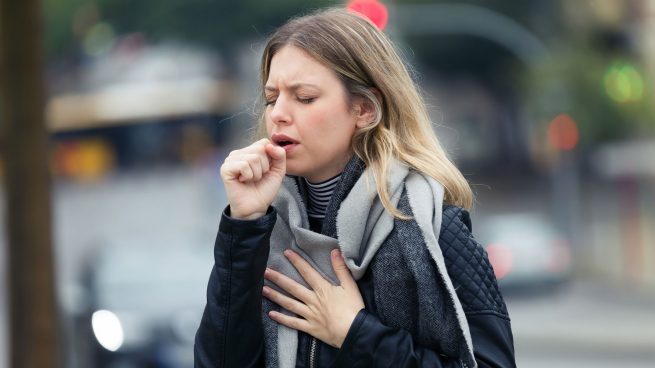 Un estudio concluye que toser hacia abajo reduce la propagación de las gotitas respiratorias