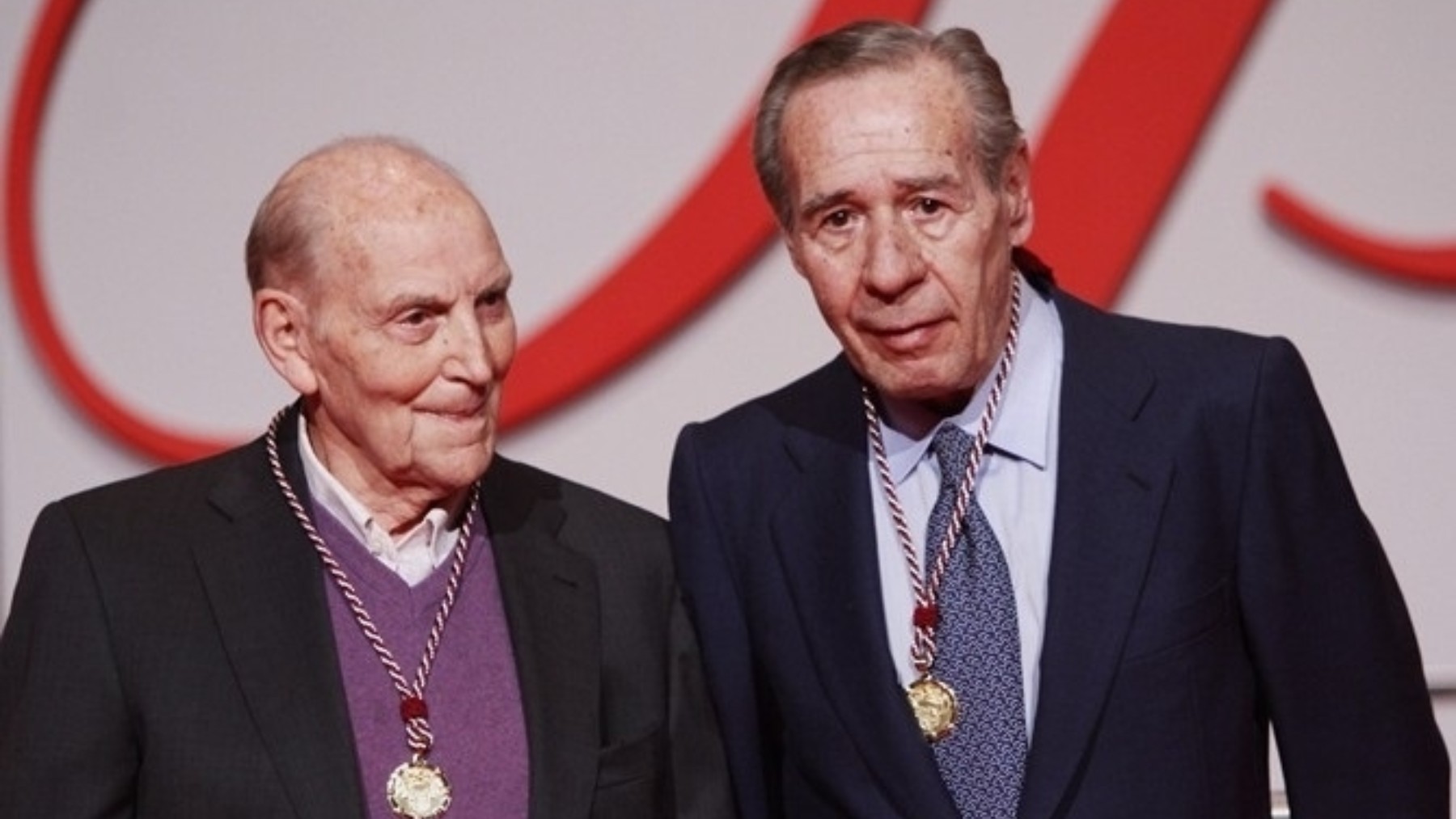 Francisco Laína, a la derecha, junto a Marcos Ana al recibir el Premio Castilla y León en 2014.