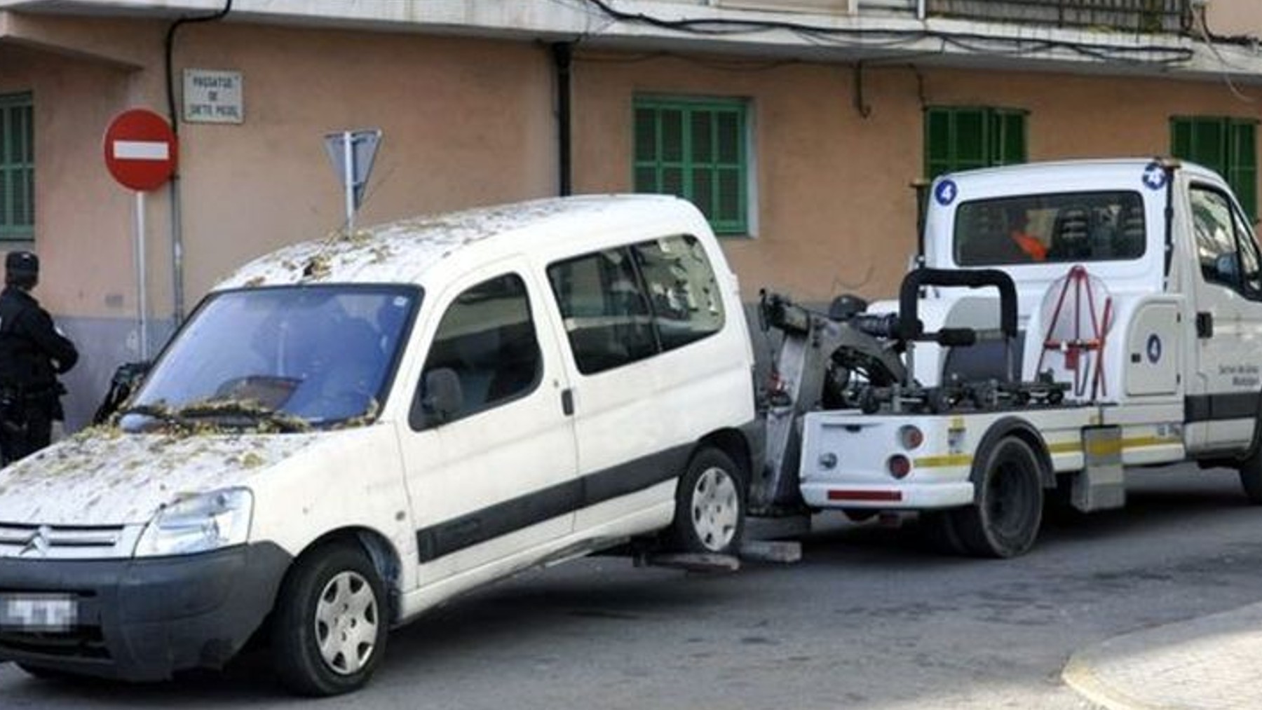 La grúa del Ayuntamiento de Palma procede a la retirada de un vehículo.