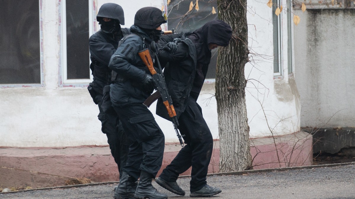 Un detenido durante la ola de protestas en Kazajistán.