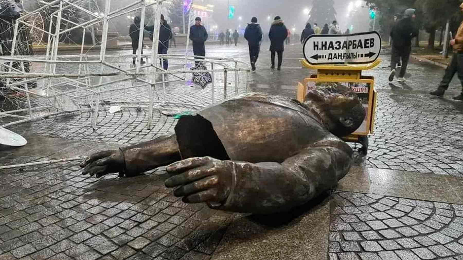 Una estatua del ex presidente kazajo Nazarbáyev en las protestas del país.