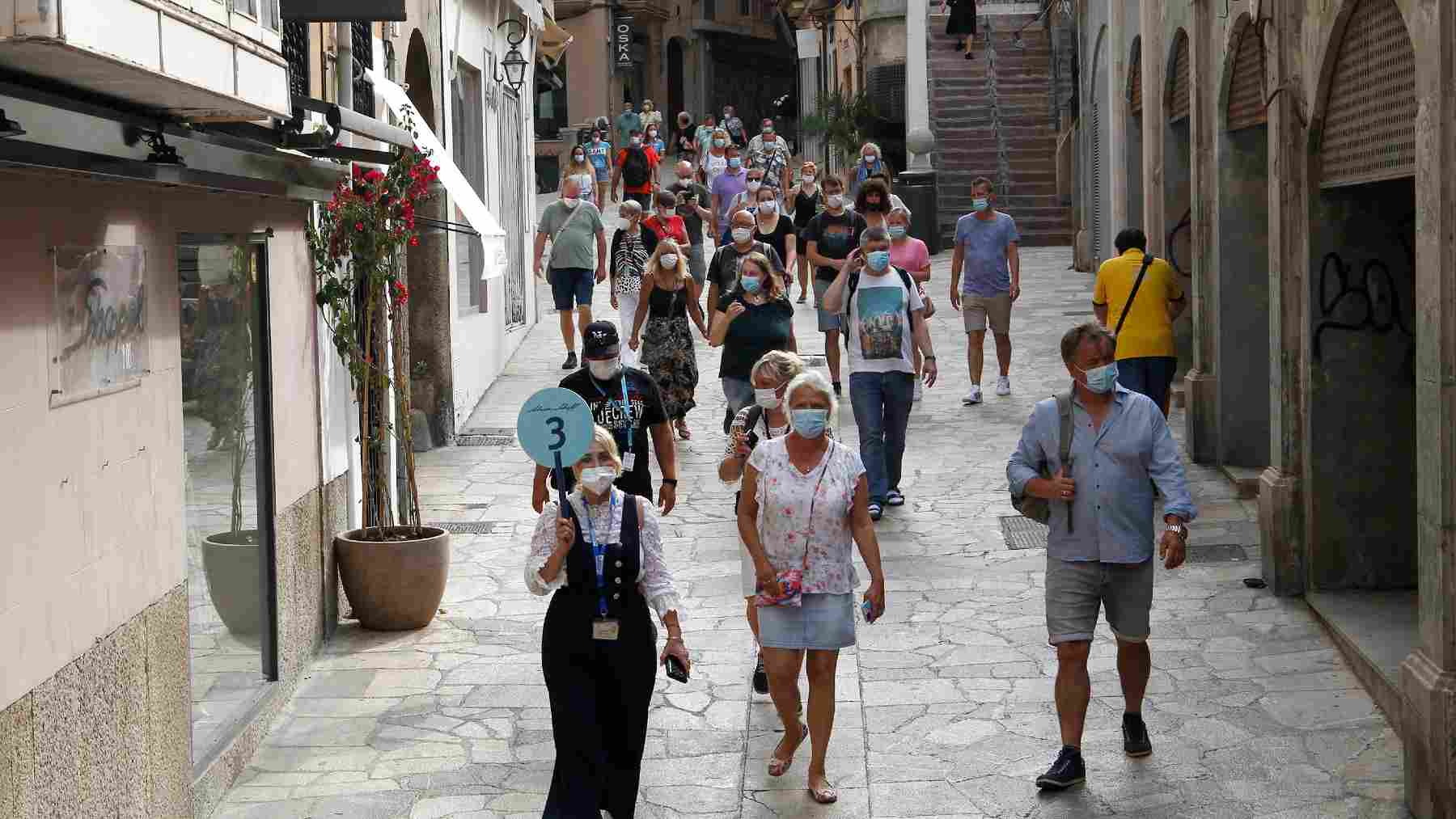 Turistas extranjeros pasean por el centro de Palma. Isaac Buj EUROPA PRESS
