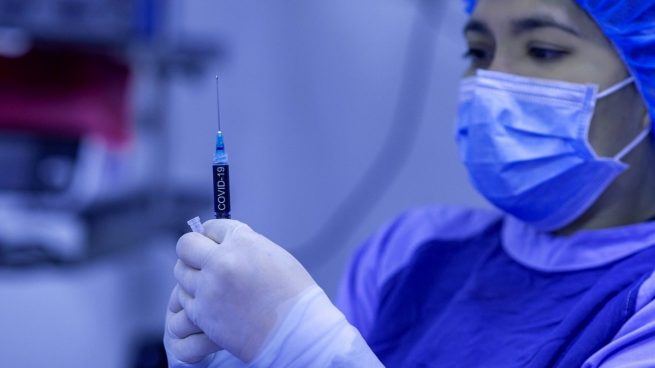 Las 9.000 bajas de sanitarios por ómicron lleva al límite a los sistemas de salud