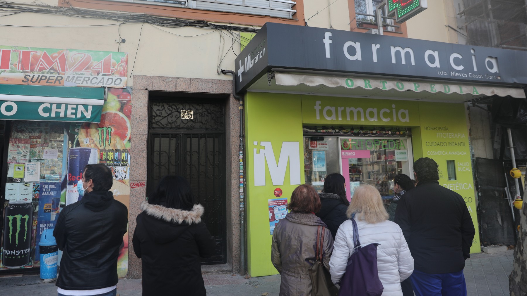Cola en una farmacia de Madrid para comprar test de covid. (Foto: Europa Press)