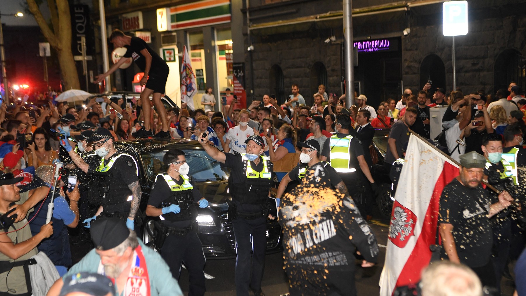 Los aficionados golpean un coche pensando que es el de Djokovic y la policía interviene. (AFP)