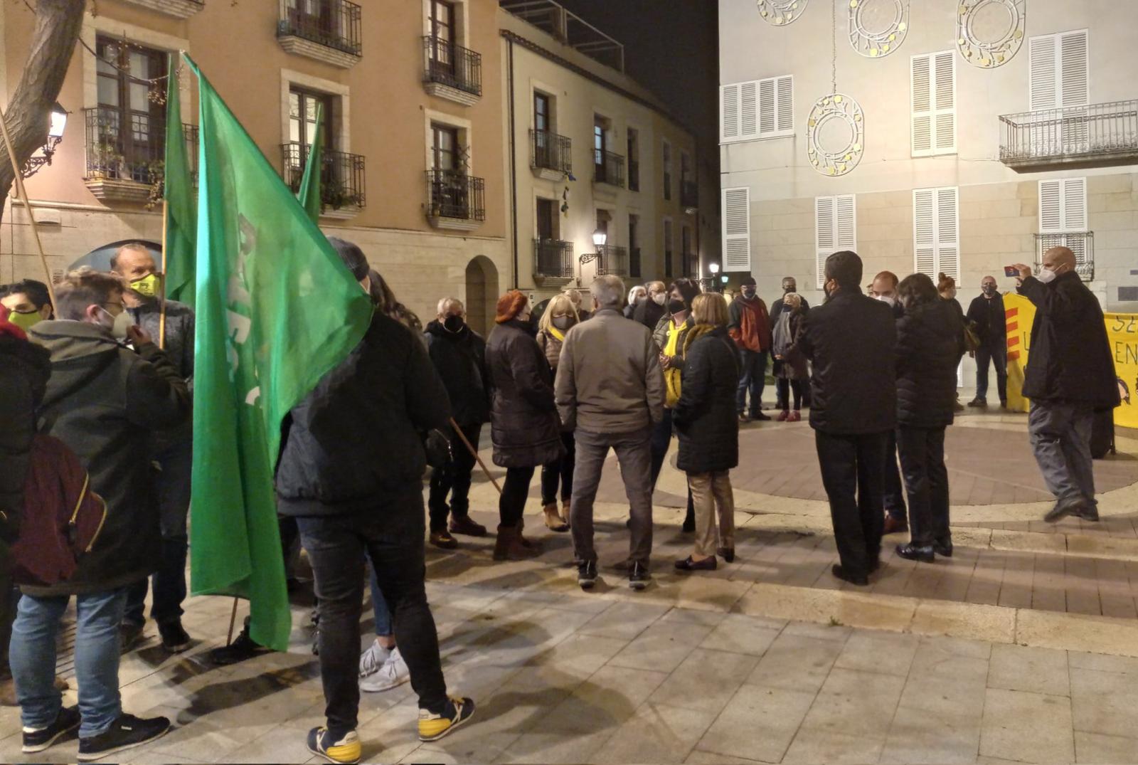Los manifestantes en la plaza de la iglesia de Vila-seca.