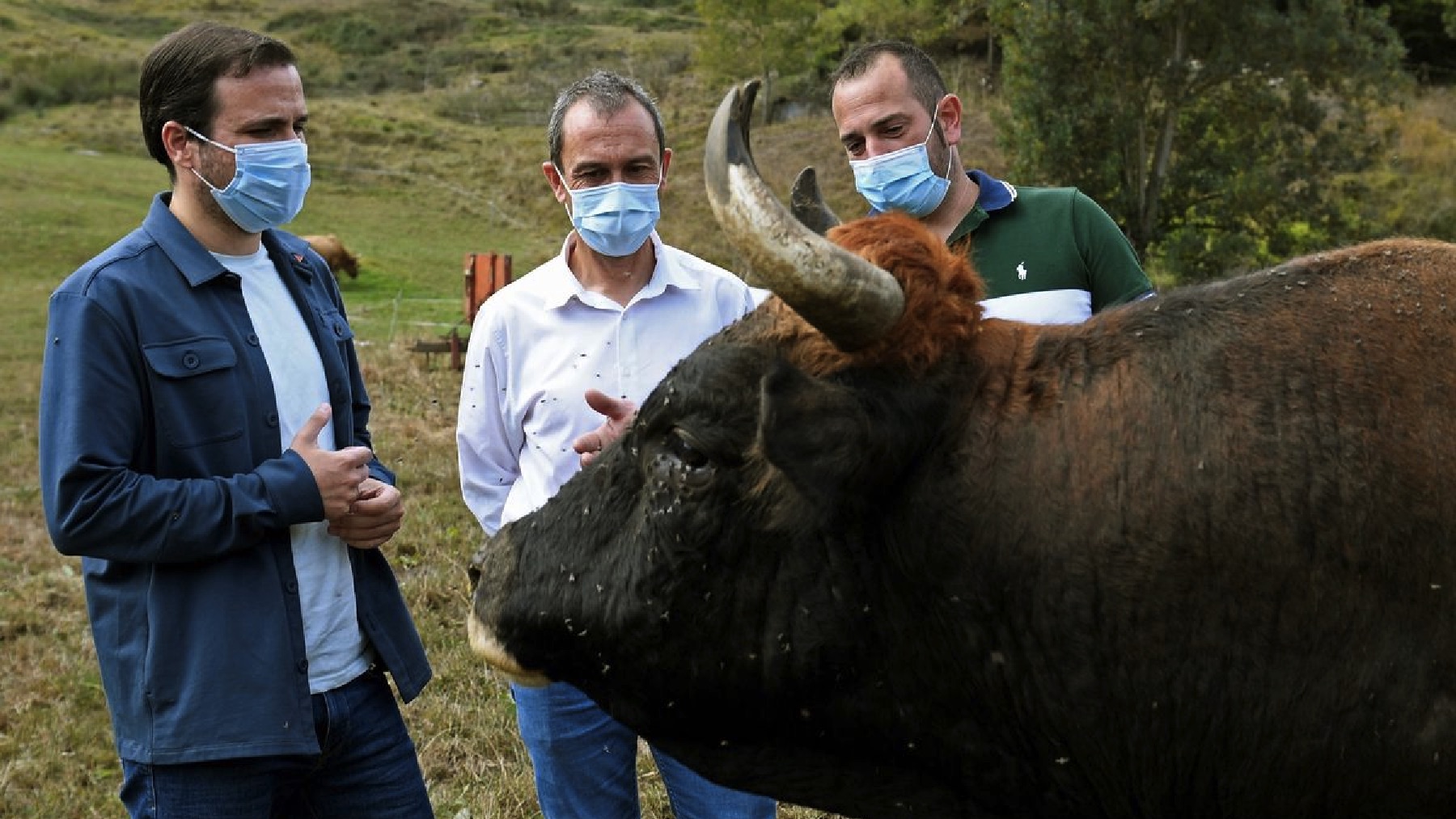 Alberto Garzón, ministro de Consumo, visita una explotación de vacas en Asturias. (Foto: Efe)