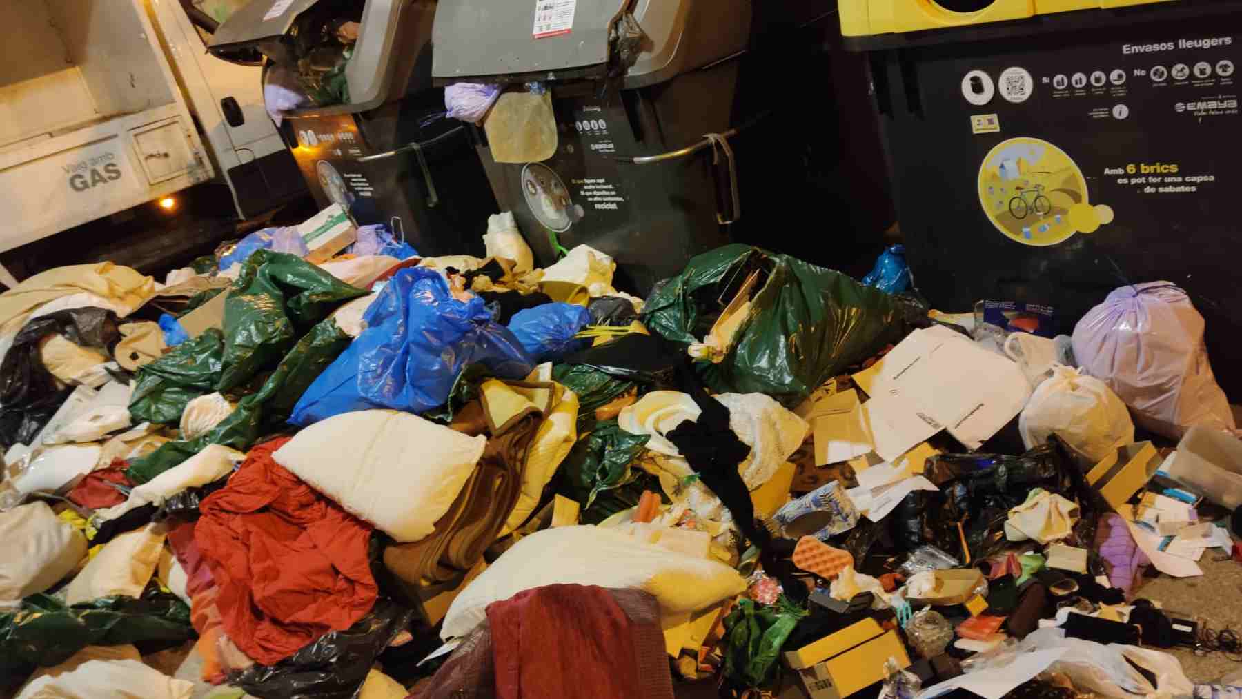 Decenas de bolsas basura se acumulan fuera de un punto de recogida en Palma.