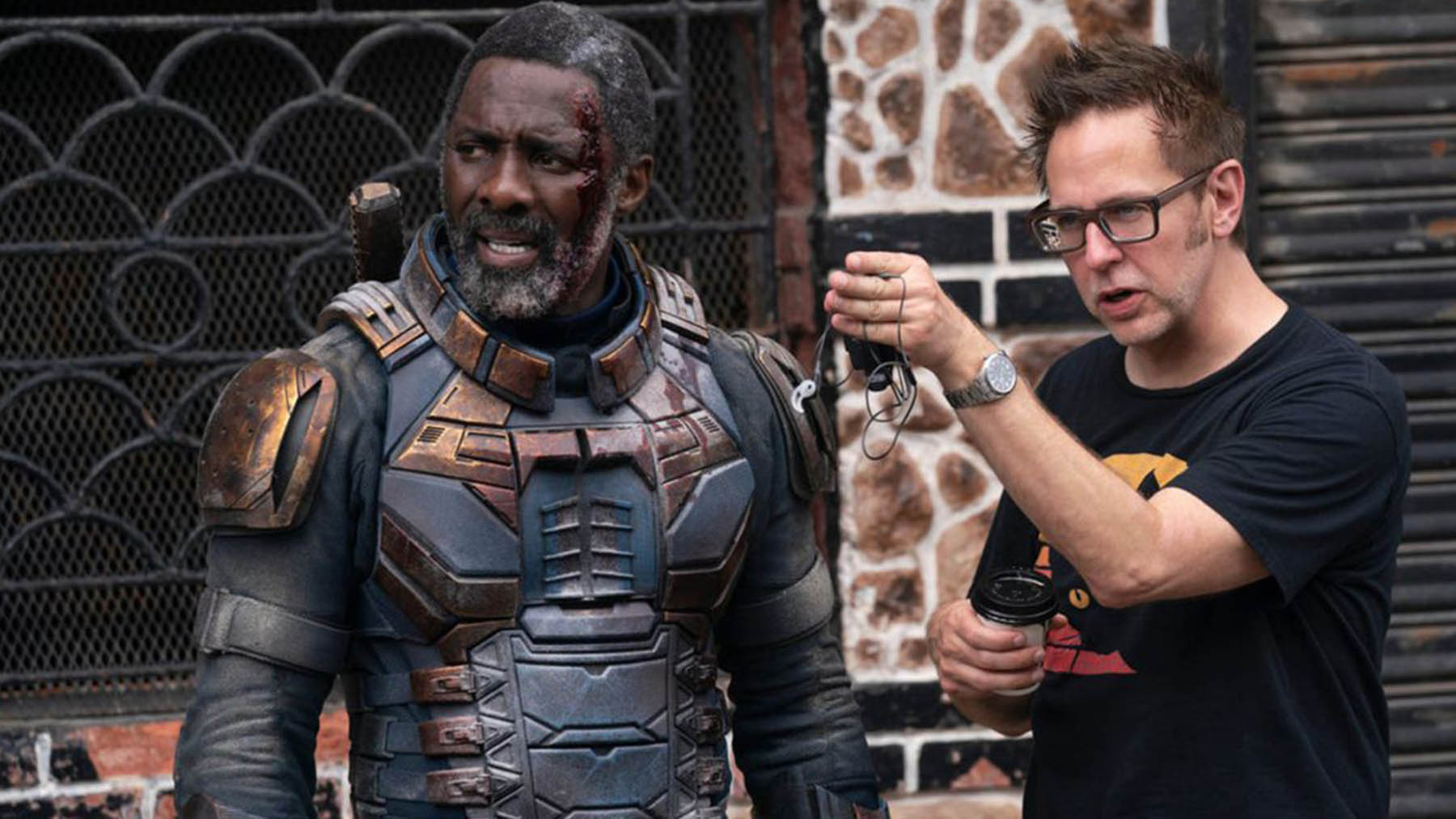 James Gunn con Idris Elba en el rodaje de El escuadron suicida (Warner Bros Pictures)