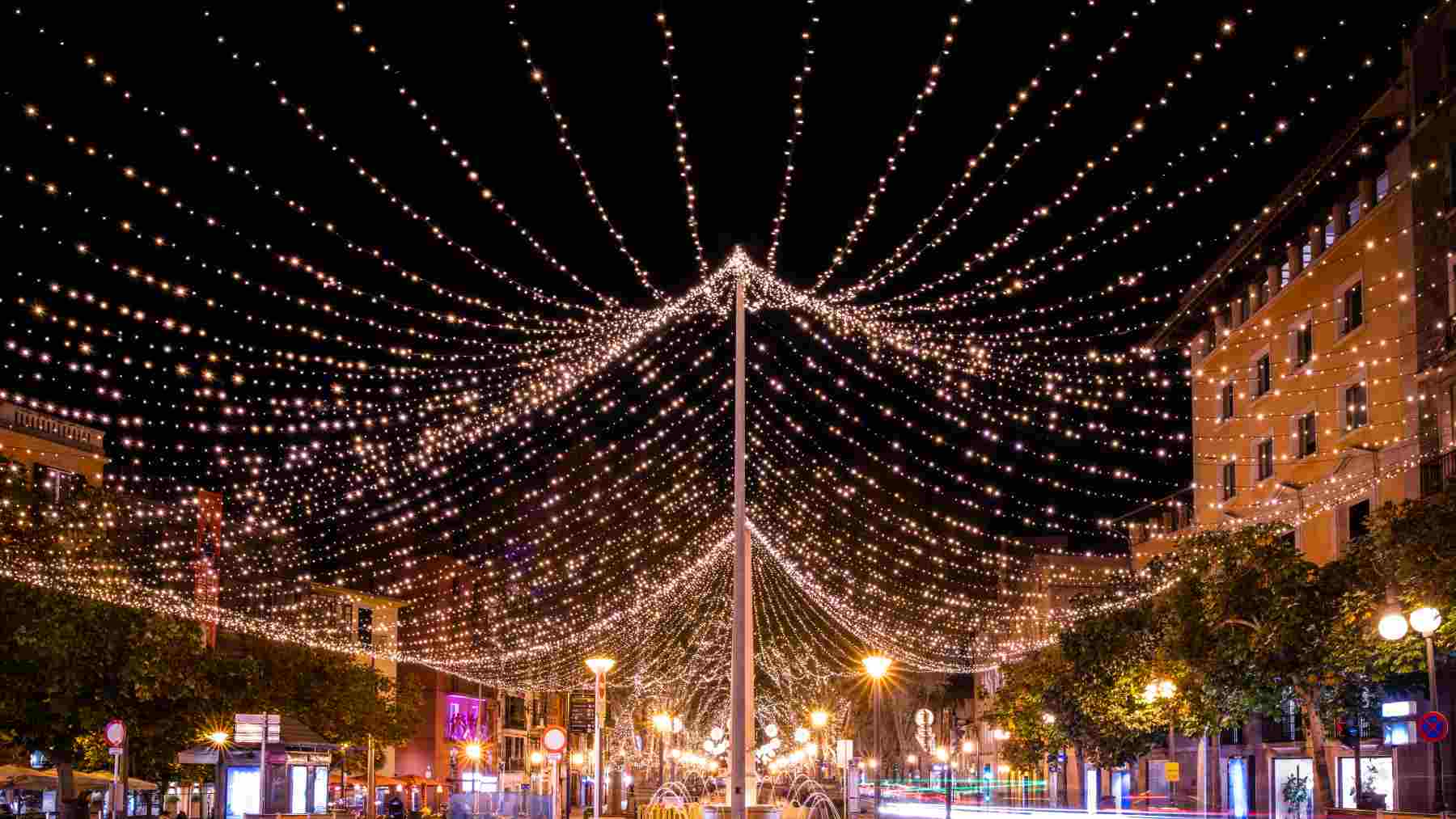 Luces de Navidad en la plaza de la Reina de Palma.