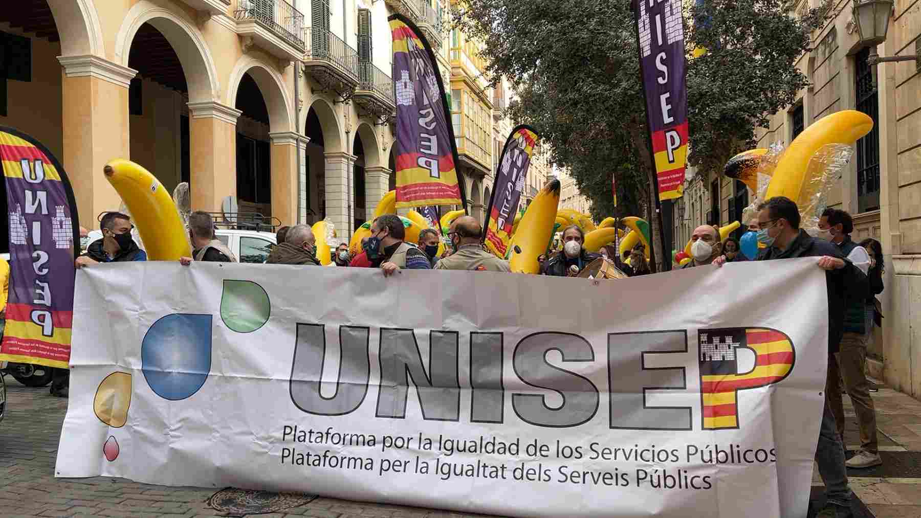 Manifestación de la plataforma UNISEP frente al Parlament Balear.