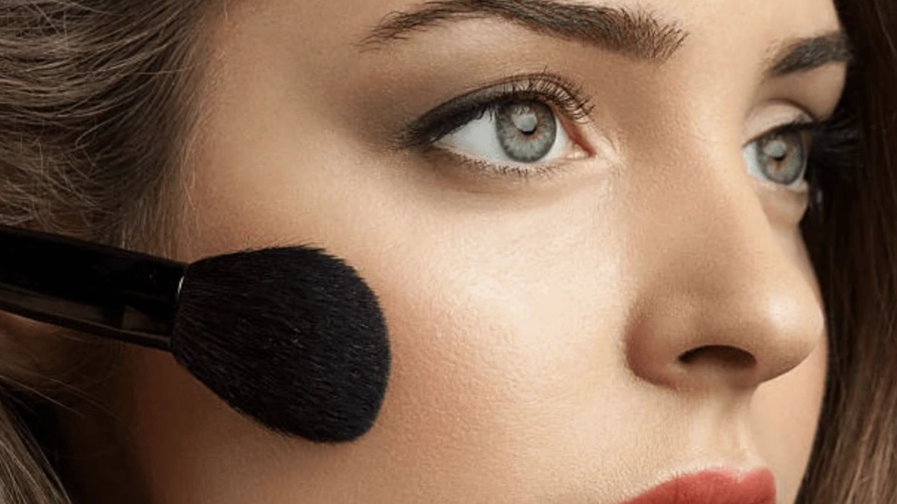 Descubre las dos tendencias principales para el maquillaje de primavera 2022