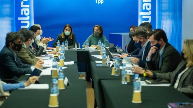 Marga Prohens y Cuca Gamarra durante la reunión de la dirección del Grupo Parlamentario del PP en el Congreso celebrada en Palma.