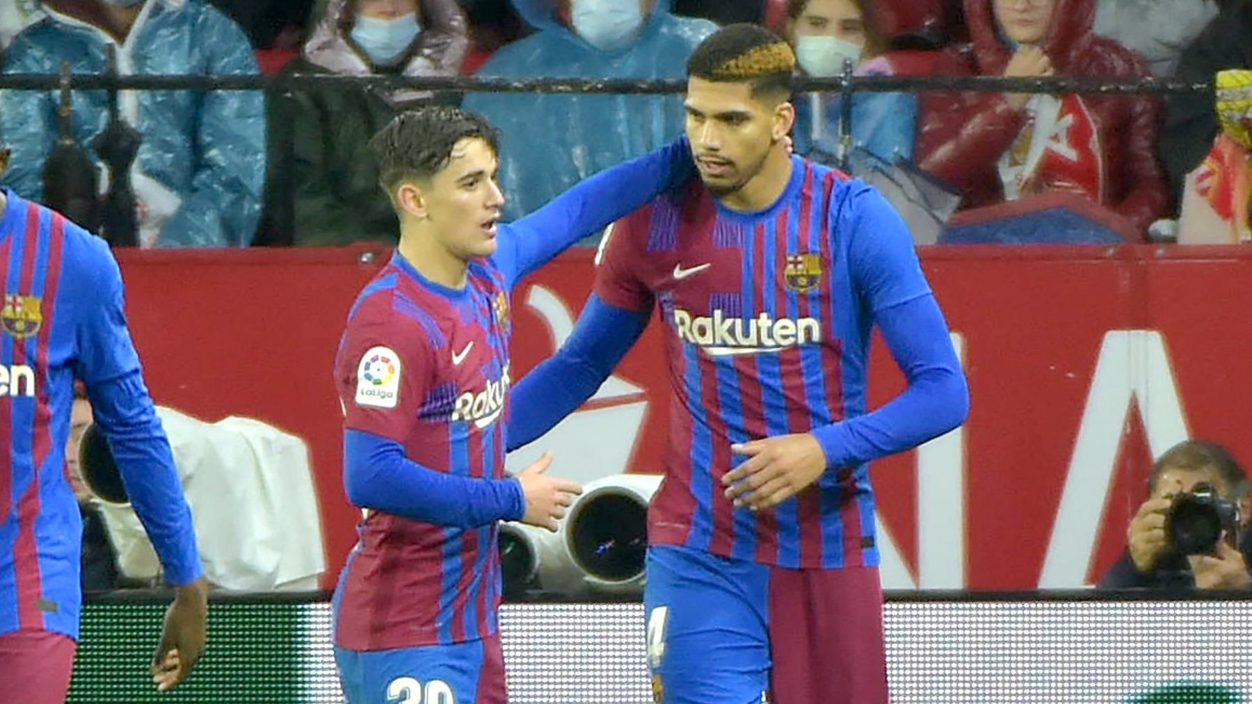 Gavi y Araujo, durante un partido del Barça. (AFP)