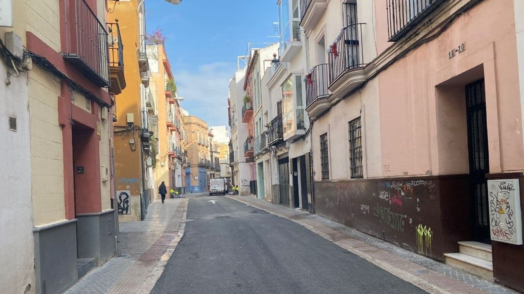 La Sevilla socialista reprocha a una anciana «mirar por dónde pisa» tras caerse en una calle en mal estado.