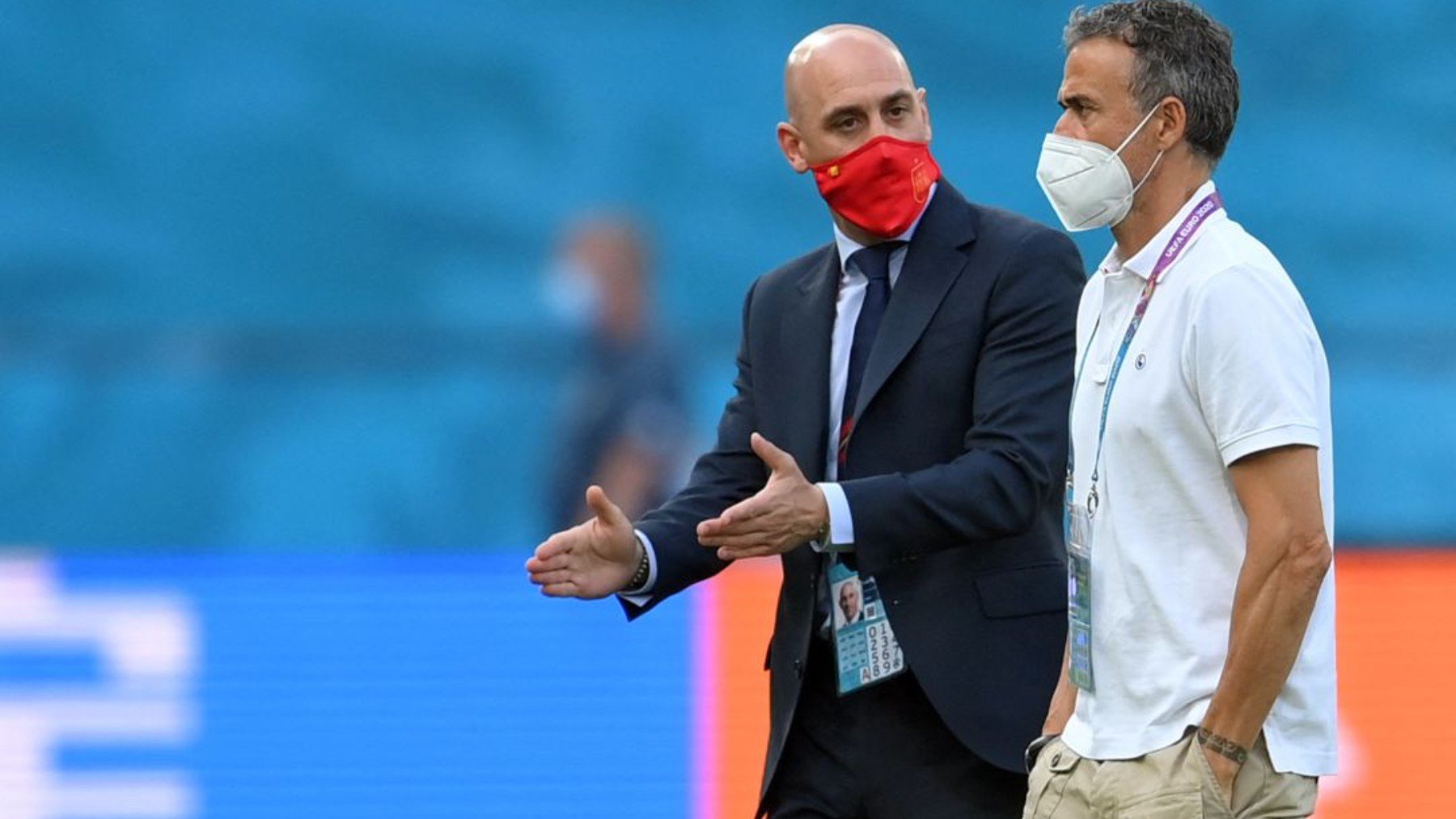 Luis Enrique conversa con Rubiales.