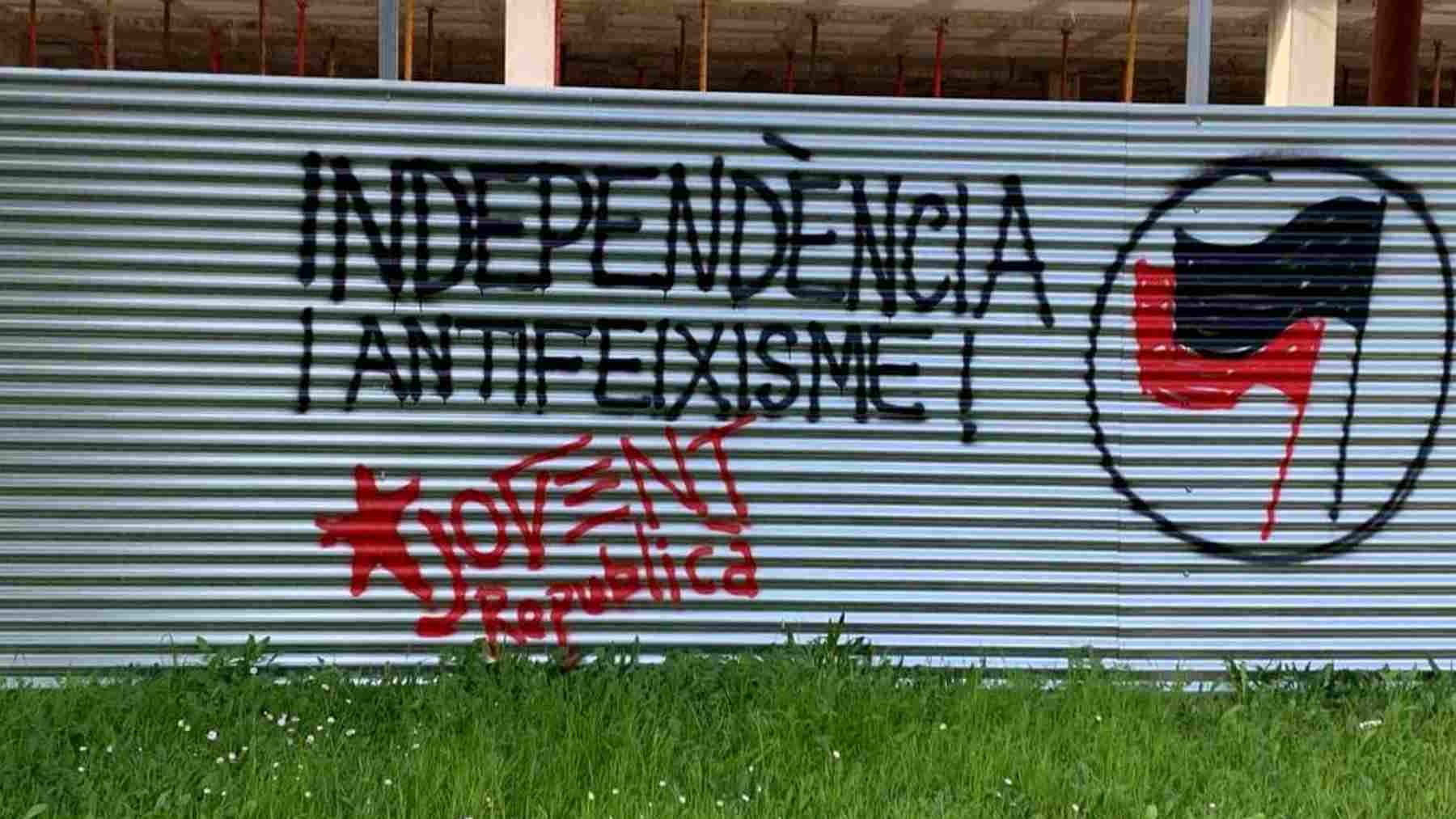 Una de las pintadas vandálicas independentistas en el campus de la Universidad de Baleares en Palma.