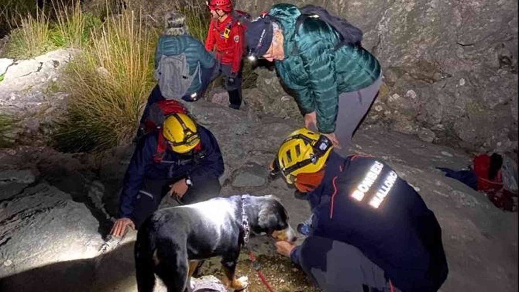 Rescate de una pareja de excursionistas con su perro en Puig de Bàlitx, en Sóller. BOMBERS DE MALLORCA