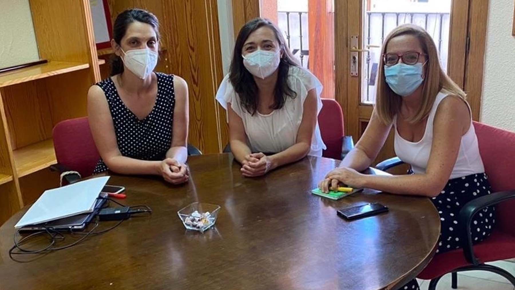 La alcaldesa de Ciempozuelos, Raquel Jimeno, entre las socialistas Pilar Sánchez y Lorena Morales (Foto: EP).