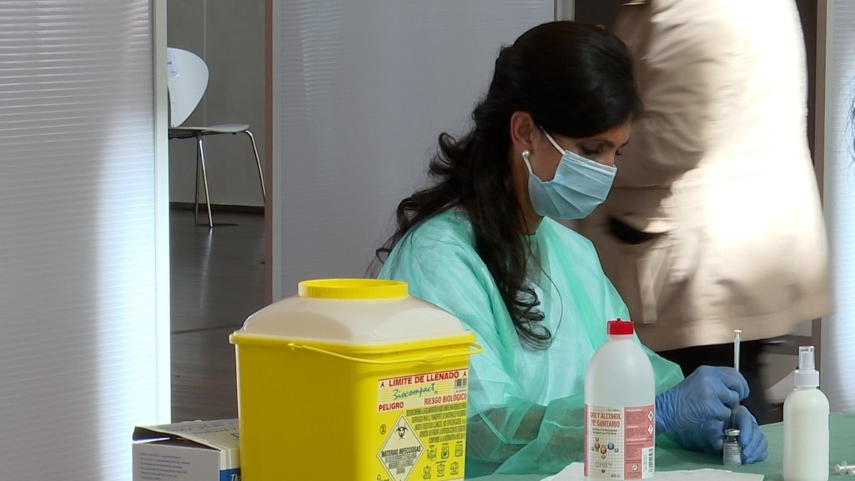 Una enfermera prepara una dosis de vacuna contra el Covid.