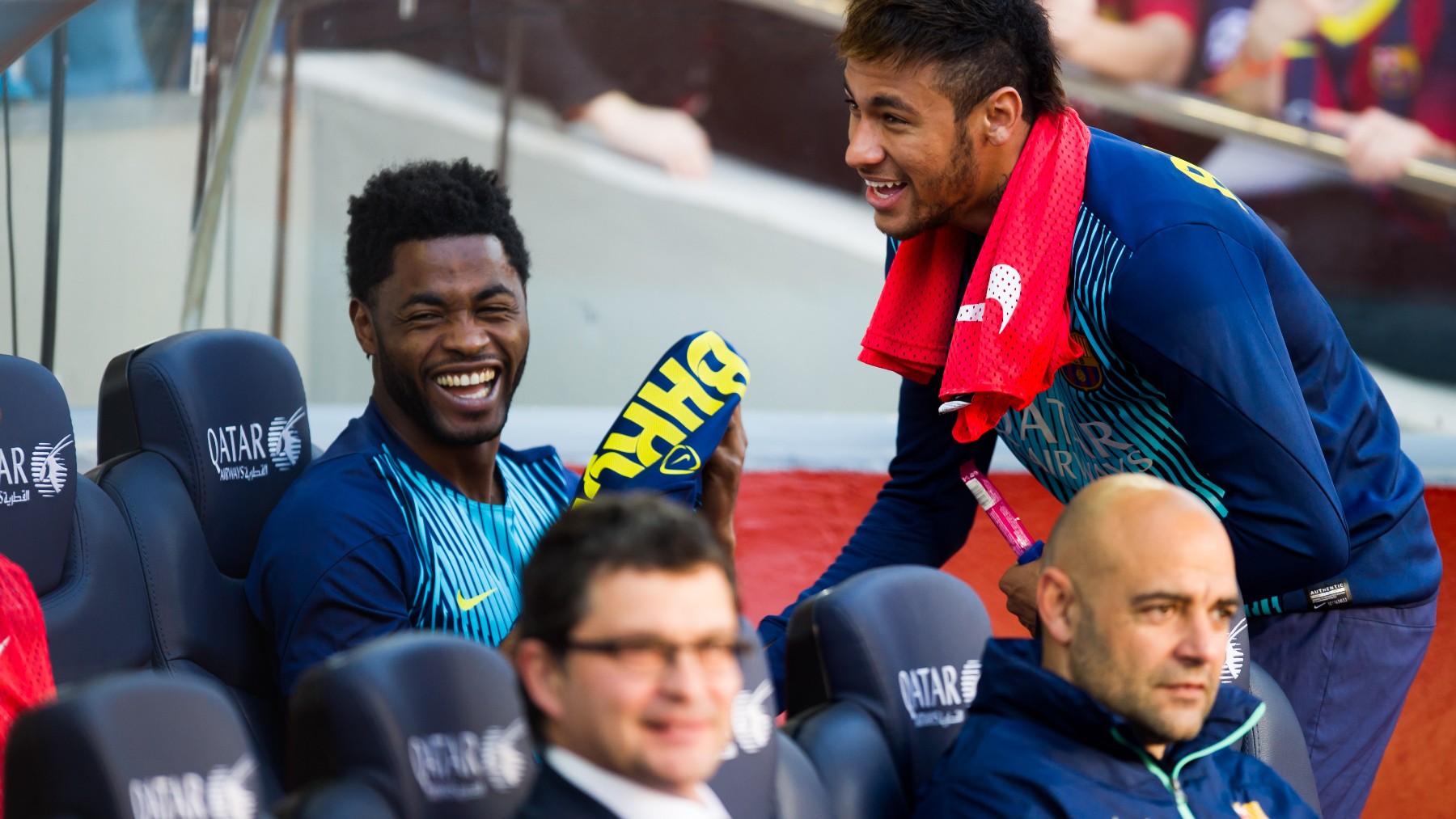 Alex Song en el banquillo con Neymar durante un partido del Barça. (Getty)