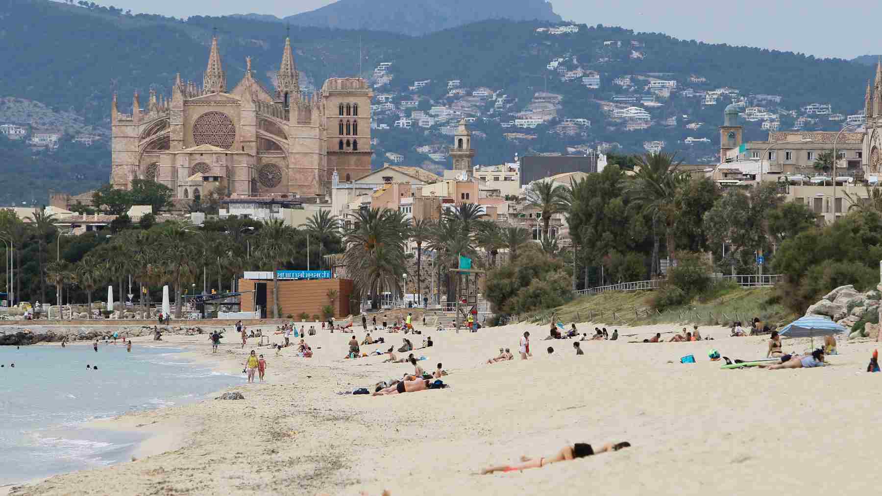 Una playa de Palma durante la temporada turística.