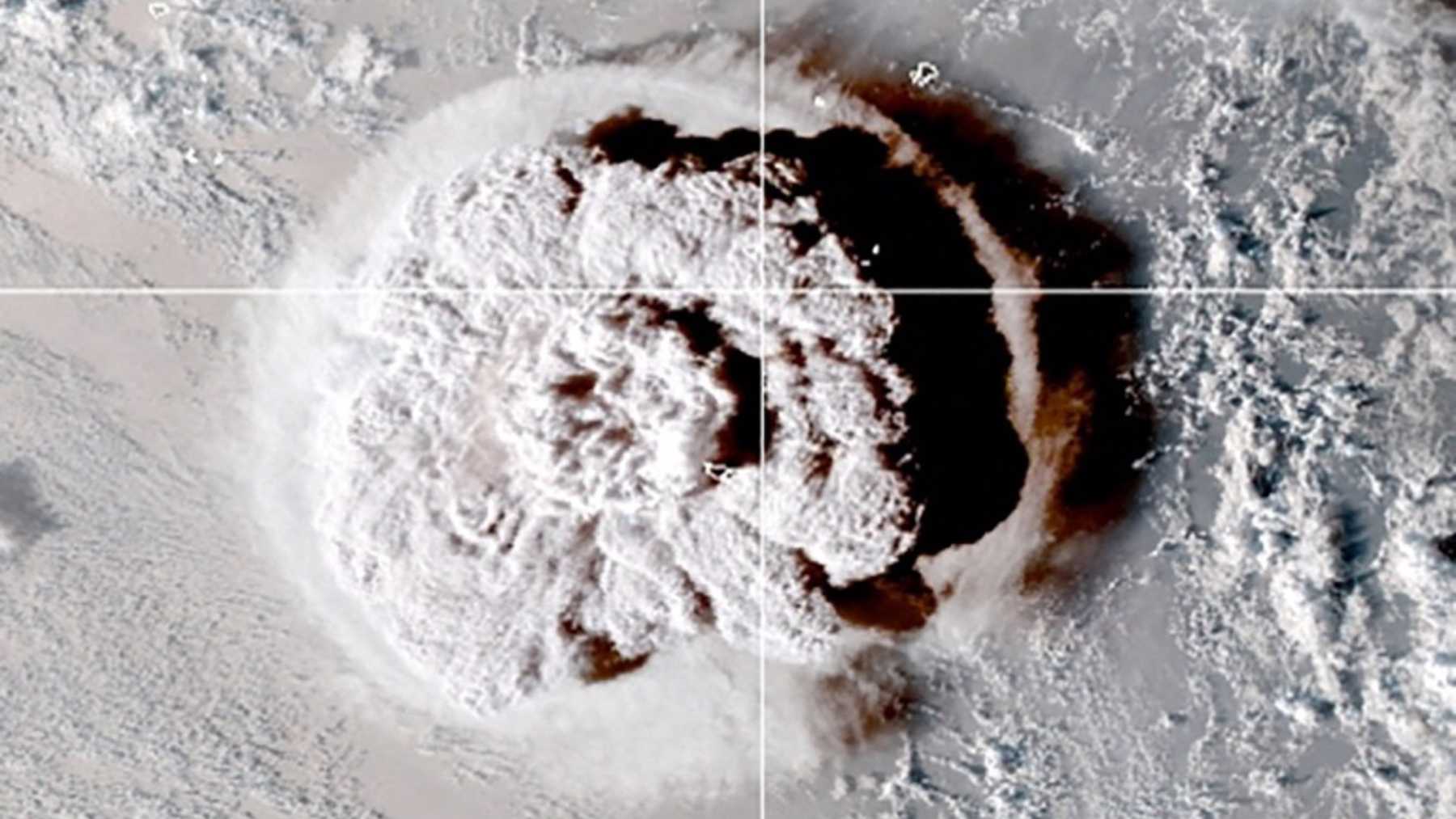 Imagen publicada por el satélite NOAA GOES-West que muestra la erupción del volcán submarino.