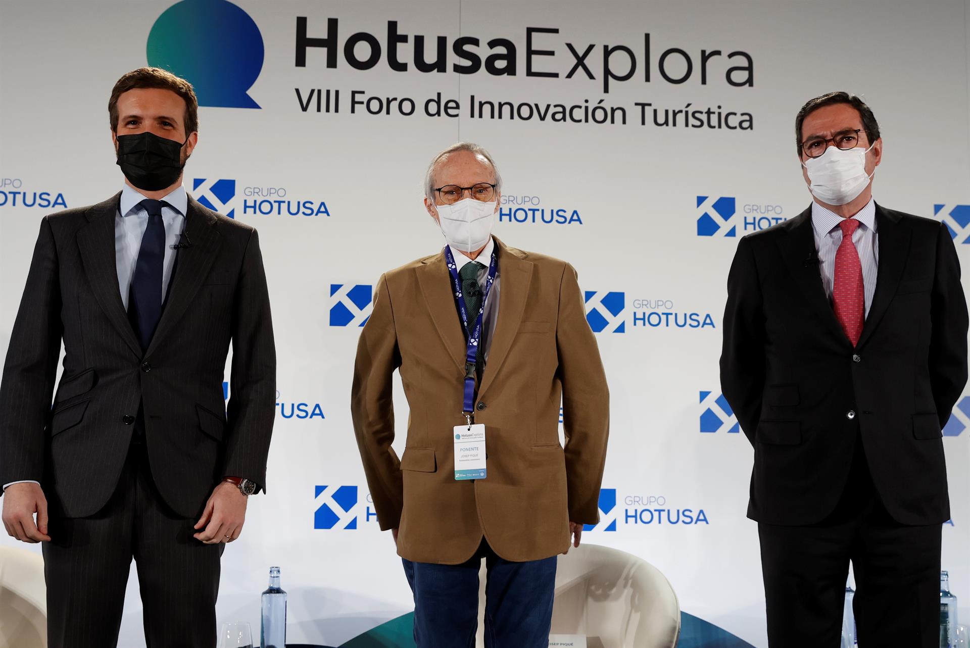 El presidente del Partido Popular, Pablo Casado; el exministro y presidente del Foro La Toja, Josep Piqué, y el presidente de la CEOE, Antonio Garamendi, en el foro «Turismo: claves para la competitividad de un sector estratégico» de la octava edición de Hotusa Explora.