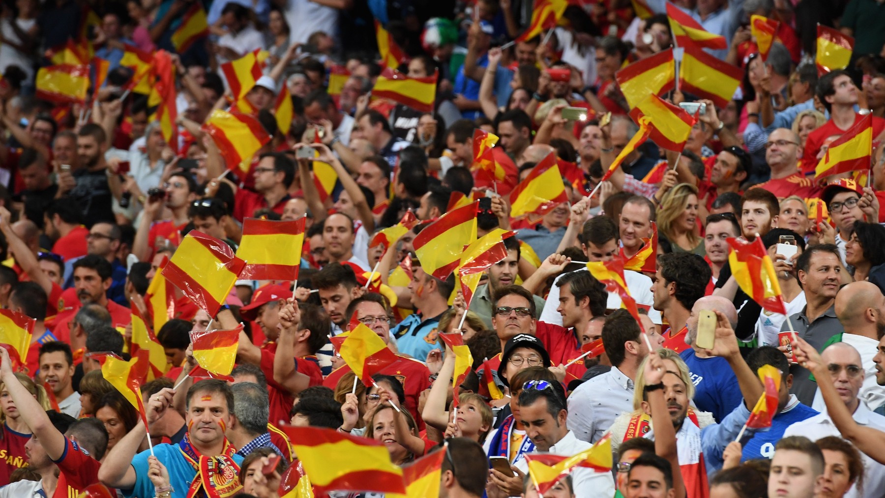 Aficionados de la selección española animan a España durante un partido. (Getty)