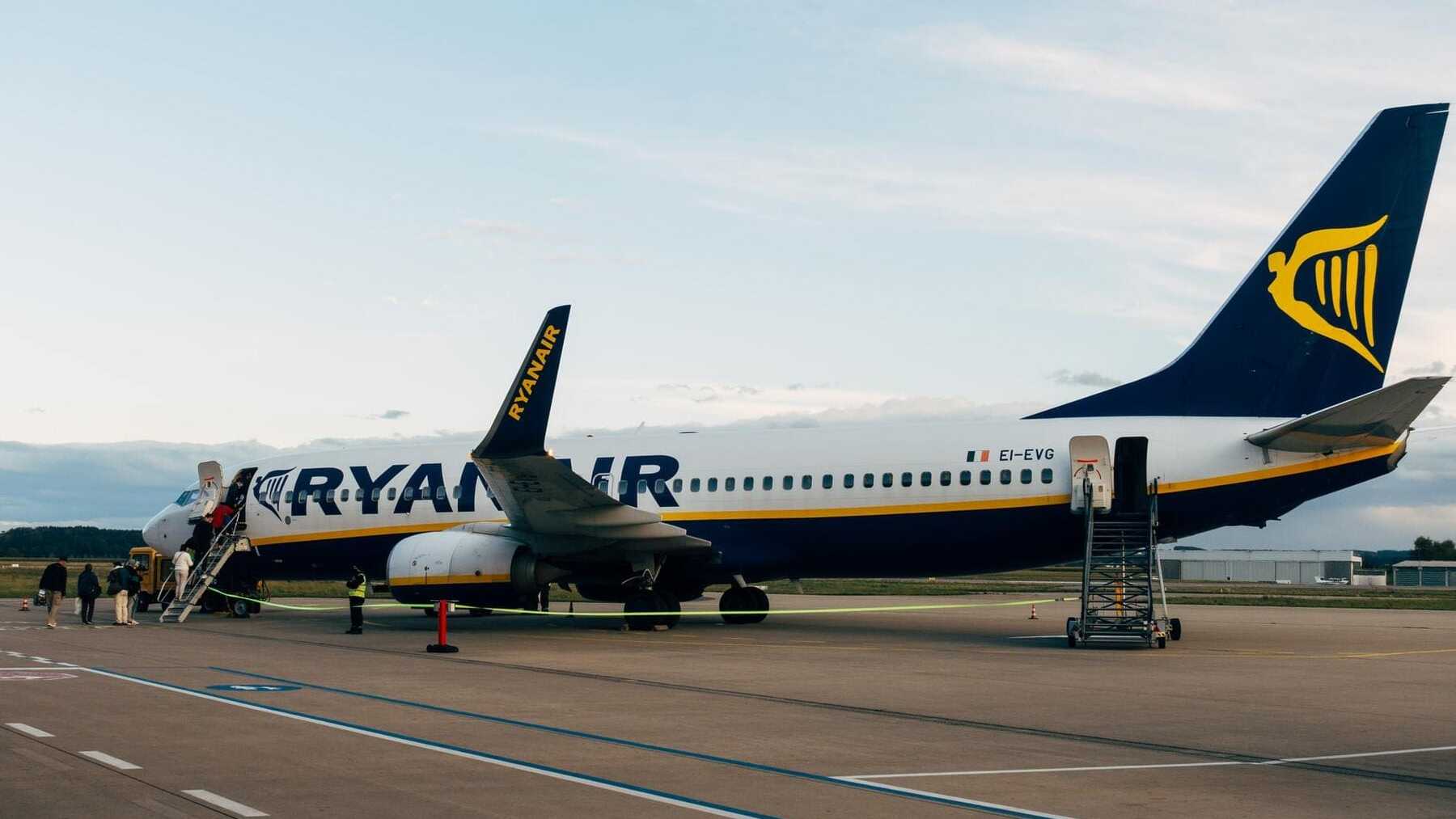 Avión de Ryanair en pista.