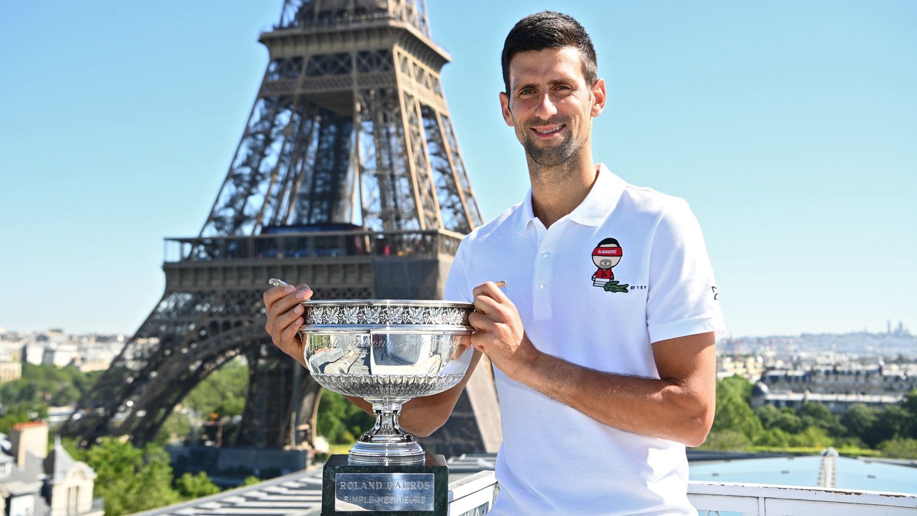 Djokovic, con el trofeo de campeón de Roland Garros y la torre Eiffel de fondo. (AFP)