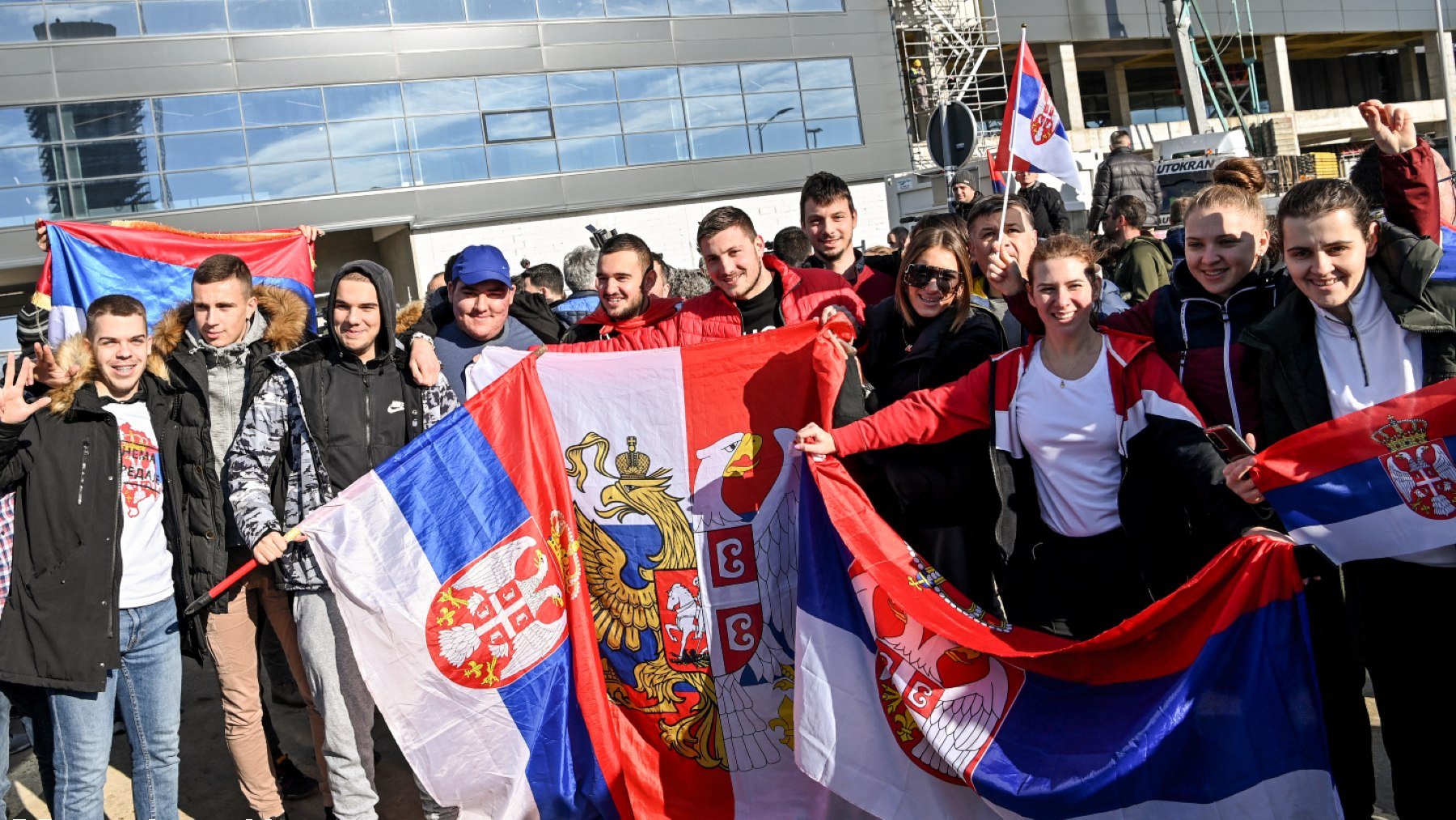 Los aficionados de Djokovic, en el aeropuerto de Belgrado. (AFP)