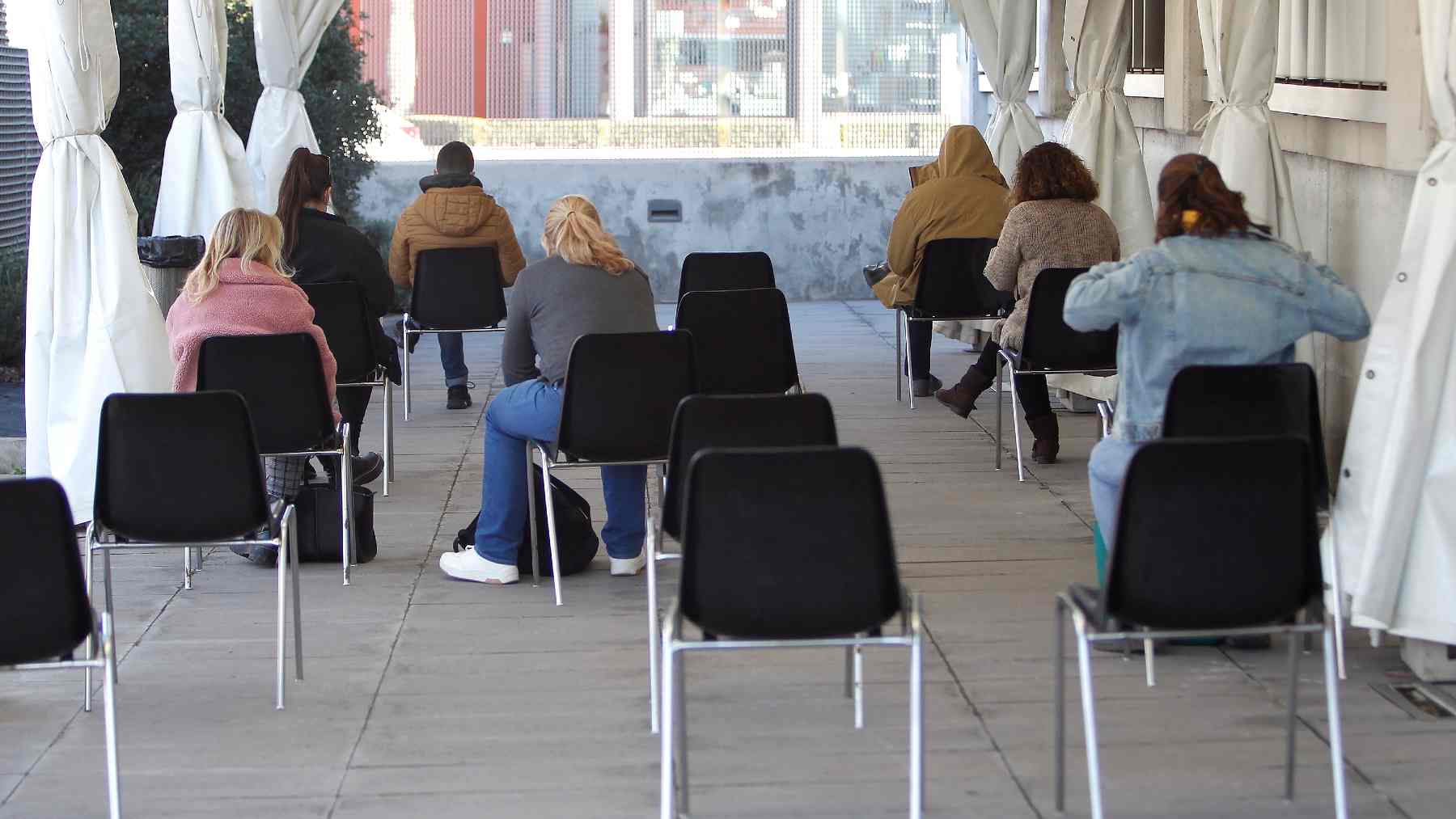 Personas esperando para vacunarse. Foto: Isaac Buj / Europa Press.